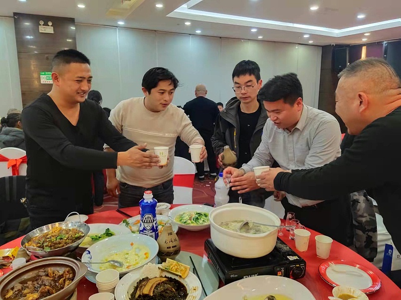 與會來賓，觥籌交錯，一觴一詠